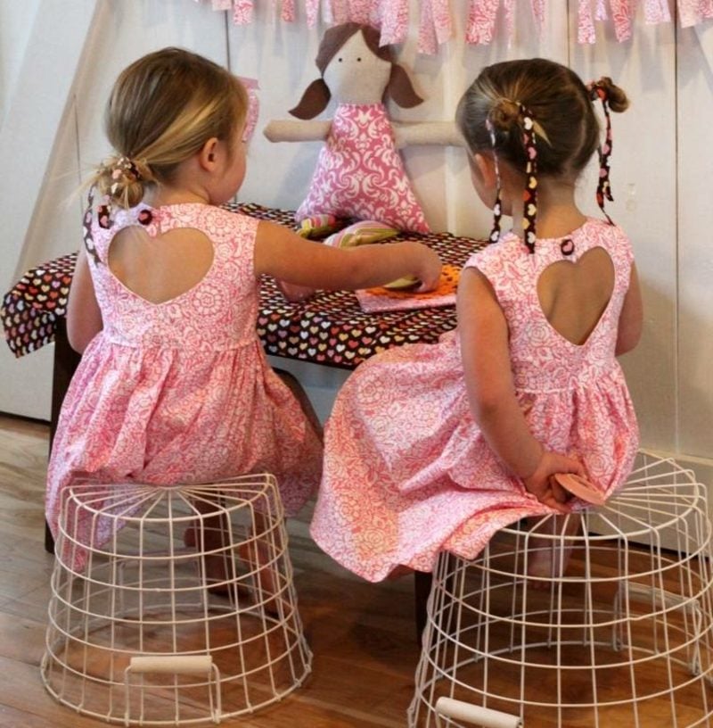 Kinderkleidung nähen originelle Kleider mit Herz-Ausschnitt