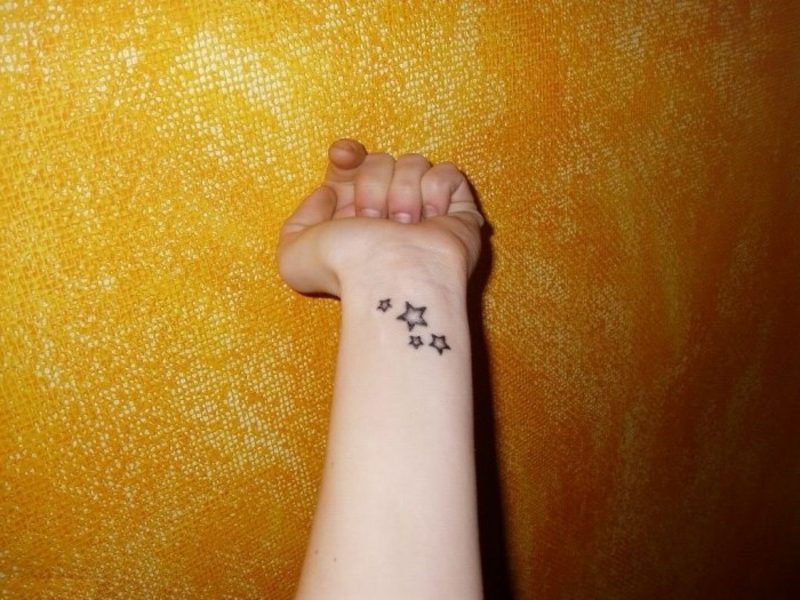 Sternchen am Handgelenk originelle Tattoos
