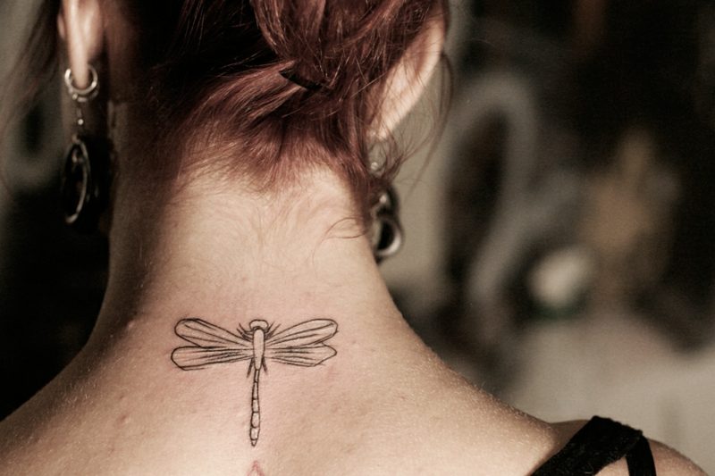 stilisierte Libelle eleganter Tattoo