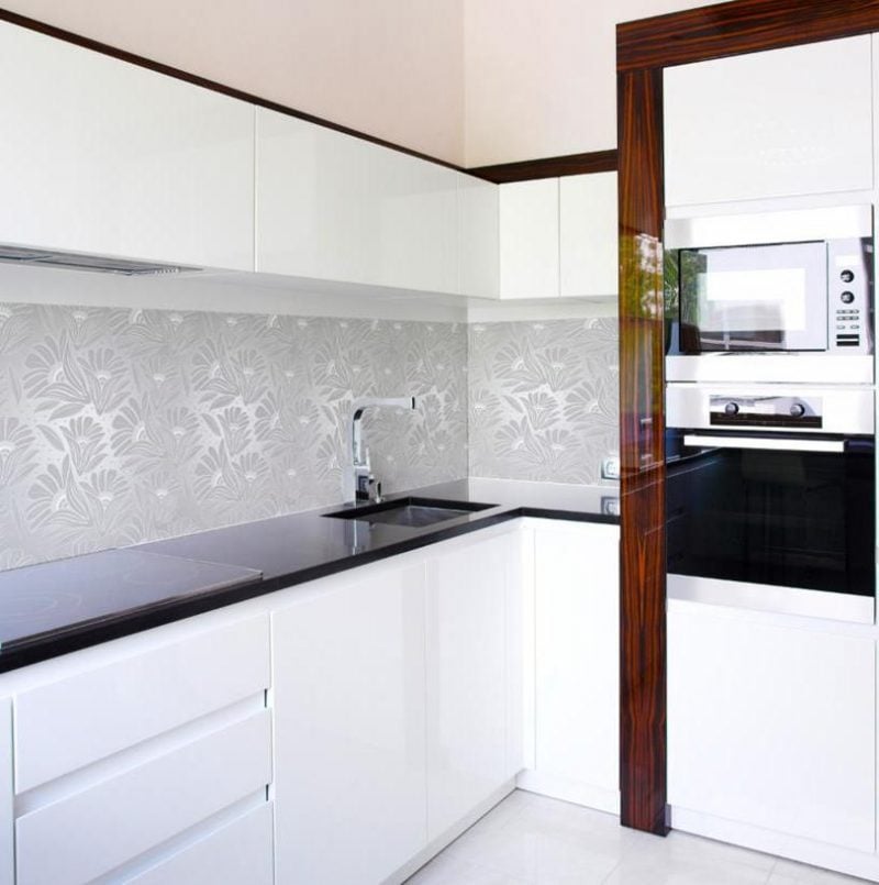 ausgefallene folie kuchenruckwand in weißen nuancen bringt eleganz und stil in der küche 