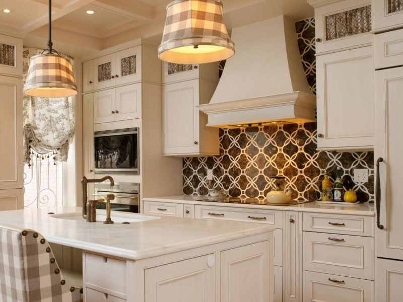 rustikal ausgestattete küche mit folie kuchenruckwand in demselben stil 