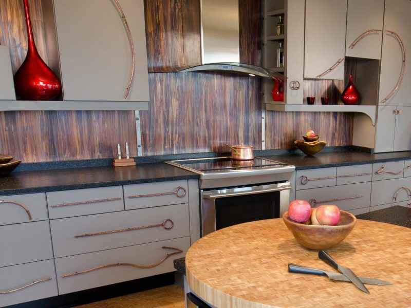 folie kuchenruckwand in holzoptik verleiht der rustikalen küche einen authentischen look 