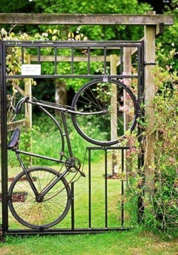 kreative gartenturen aus metall in form von einem fahrrad