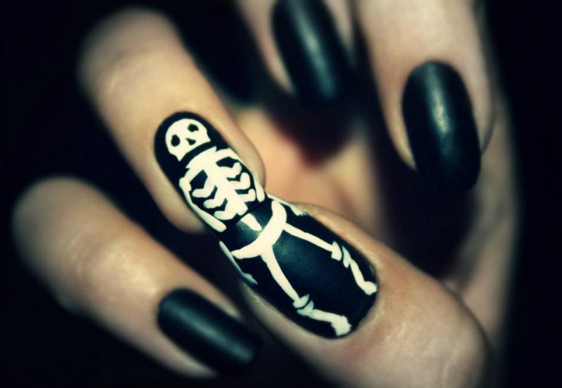 Gelnägel Motive für Halloween: Interessante Idee für Skelett 
