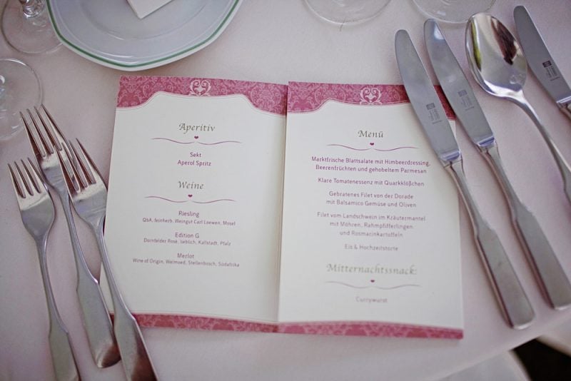 hochzeitskarten basteln dezente menükarte mit rosa unterton auf weißem papier 