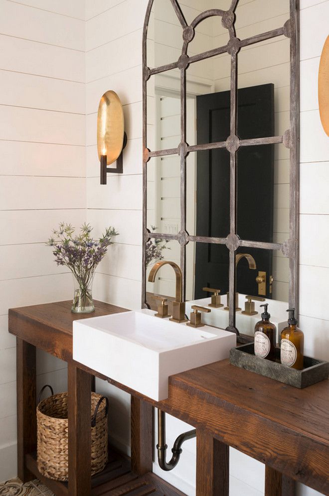 holz waschtischplatte in einem rustikalen badezimmer mit lavander verziert bringt gemütlichkeit 