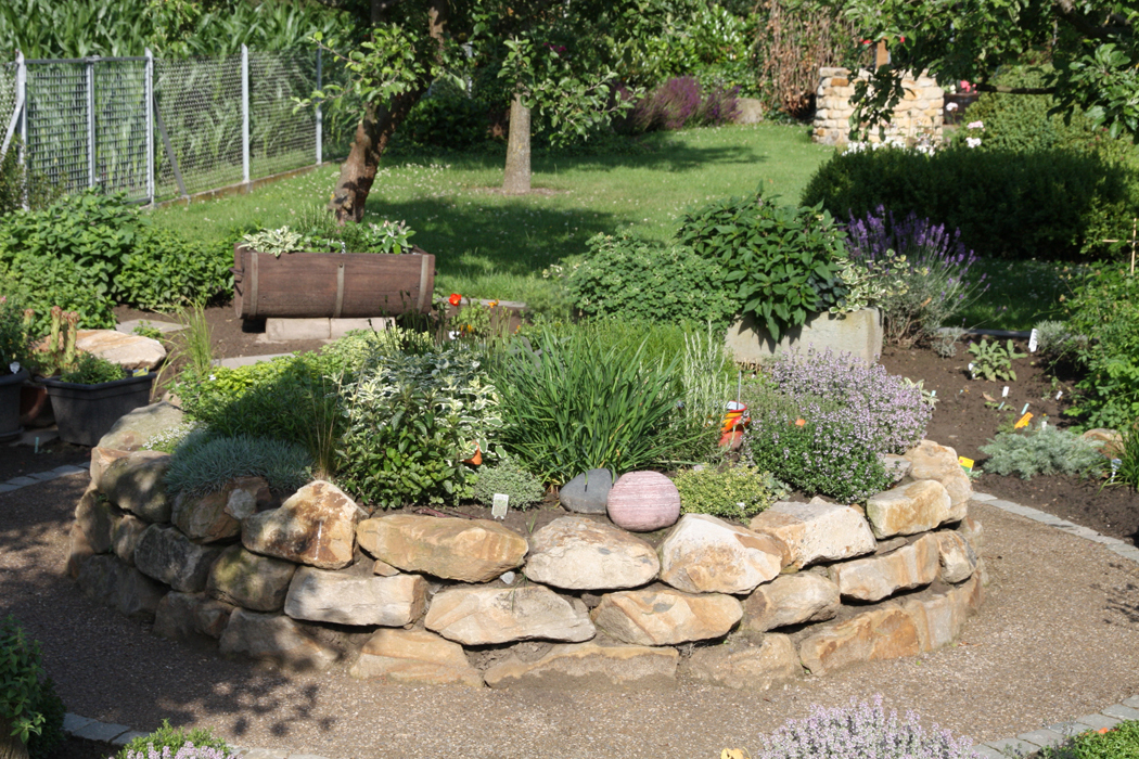 Kräuterhochbeet: 23 erfrischende Beispiele für einen Bio Garten