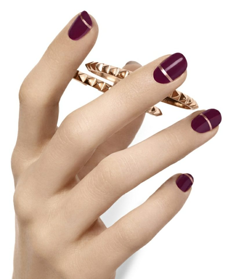 lila Fingernägel mit goldenen Zierstreifen
