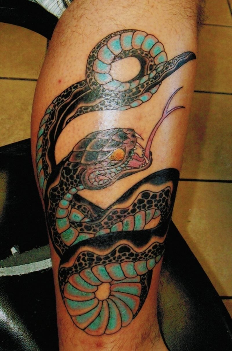 Schlangen Tattoo auf dem Bein