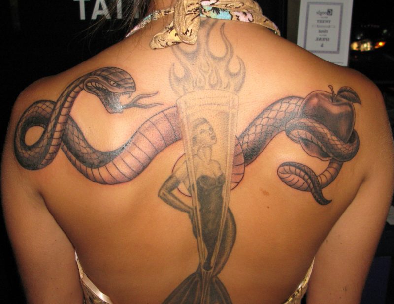 Schlangen Tattoo auf dem Rücken der Frau