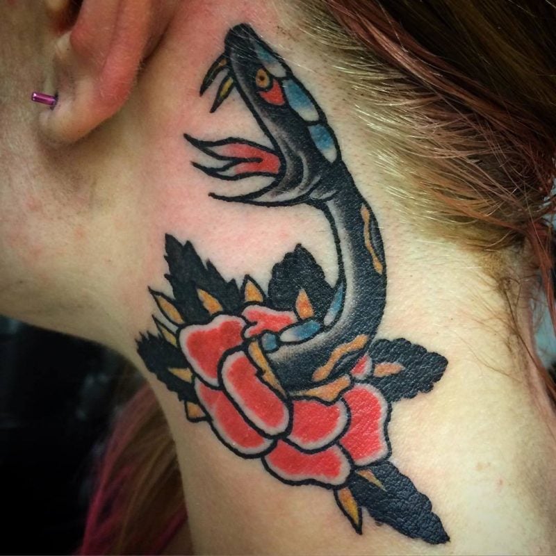 Schlangen Tattoo um den Hals 
