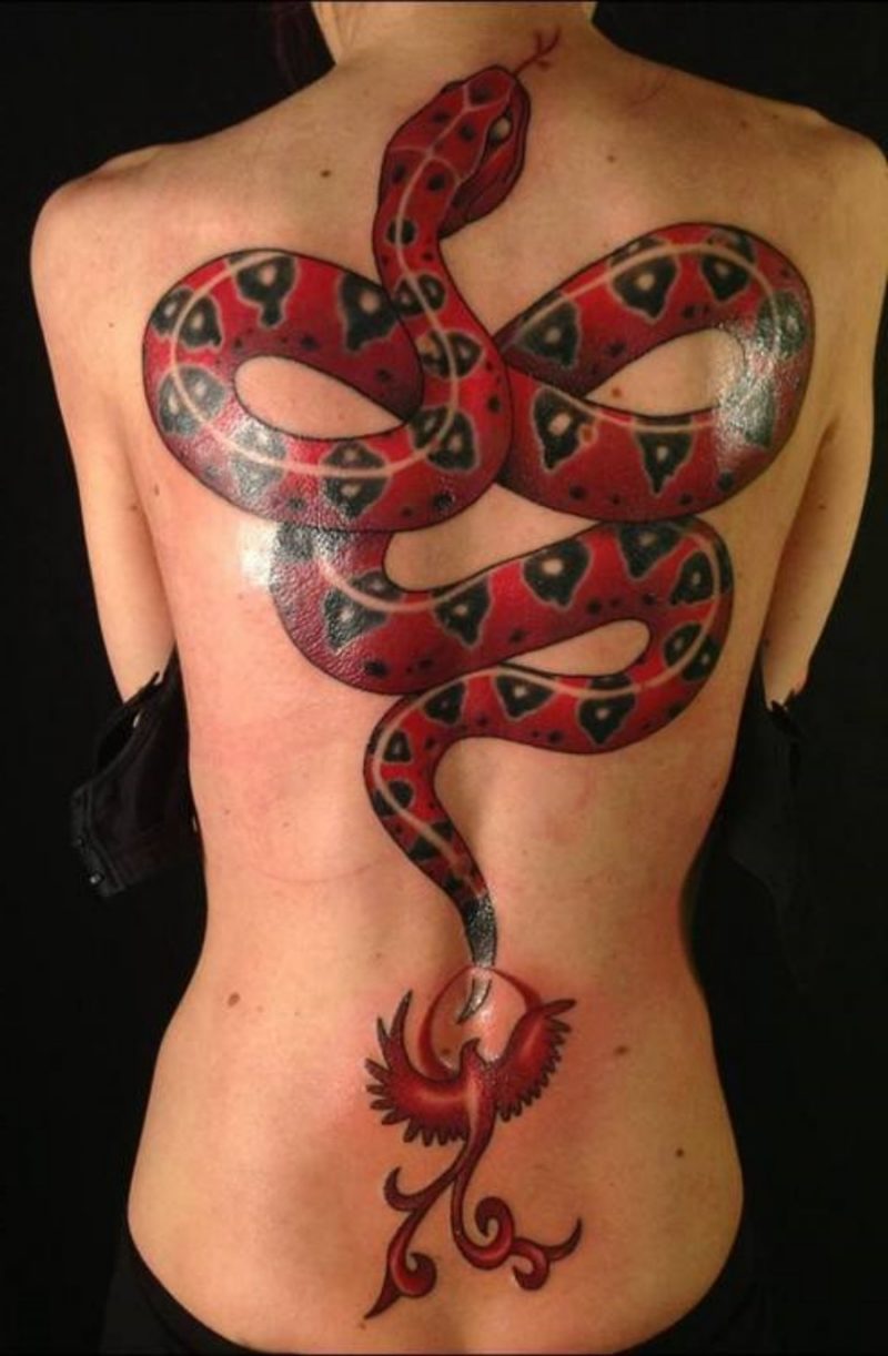 Schlangen Tattoo zusammen mit Phoenix tätowiert 