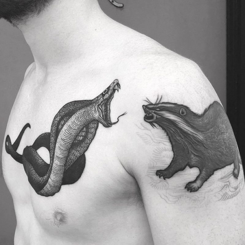 Schlangen Tattoo zusammen mit anderem Tier 