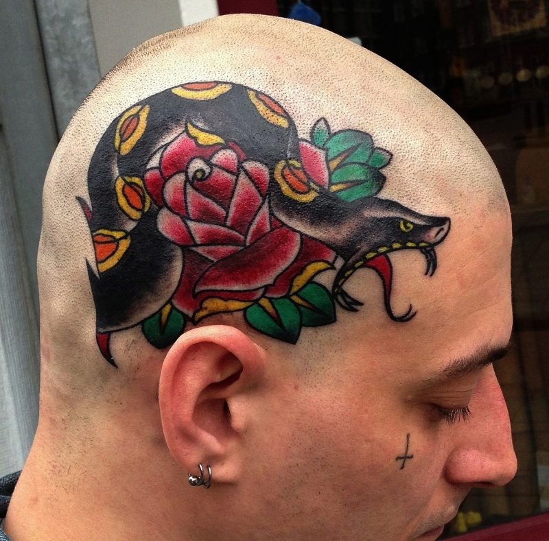 Schlangen Tattoo auf dem Kopf 