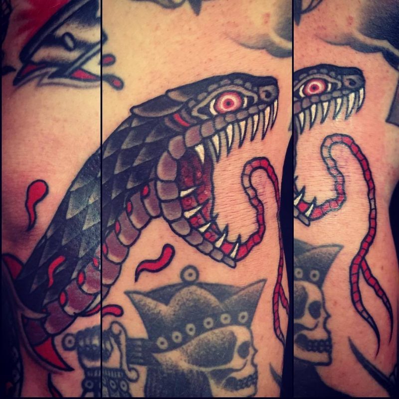 Schlangen Tattoo mit Zähnen 