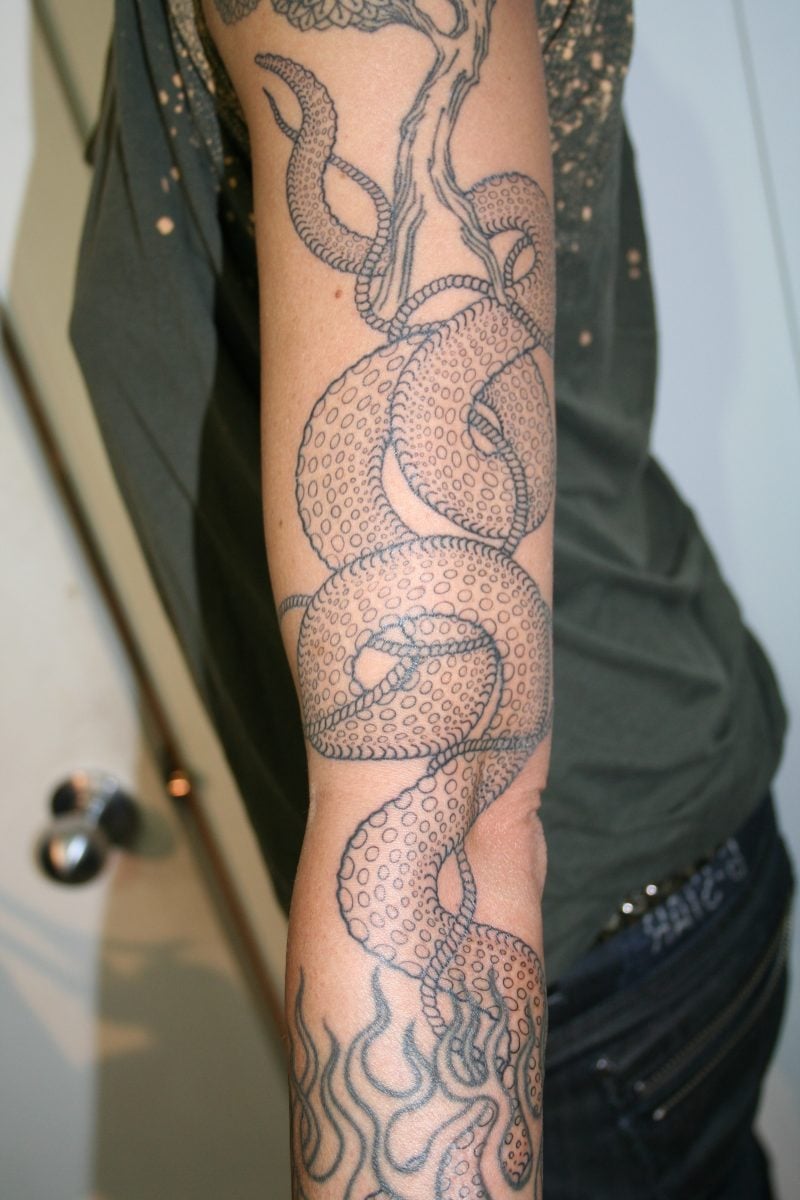 Schlangen Tattoo zusammen mit Lebensbaum bedeutet Wiedergeburt 