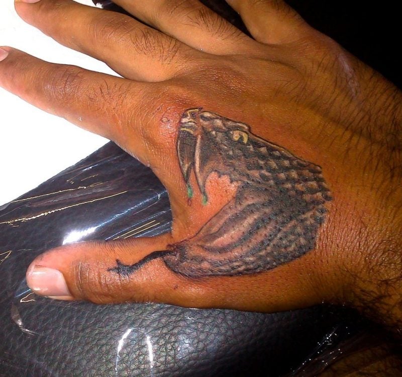 Schlangen Tattoo auf dem Hand 