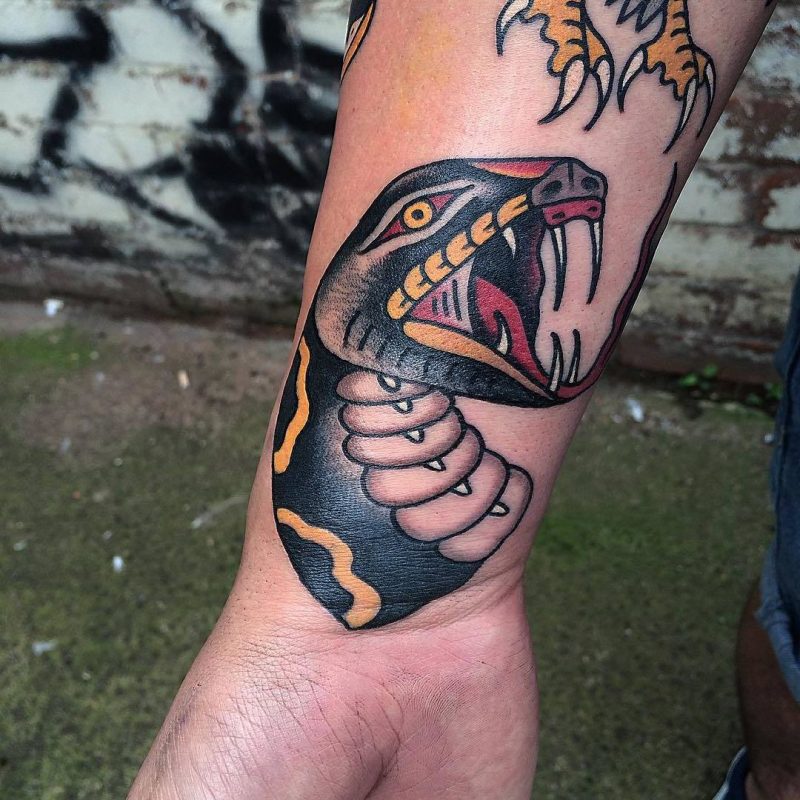 Schlangen Tattoo Design mit Zähnen 
