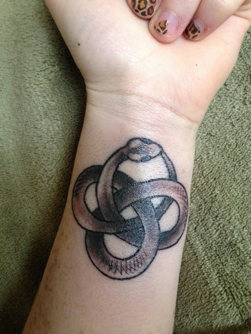Schlangen Tattoo als Symbol der Unendlichkeit 