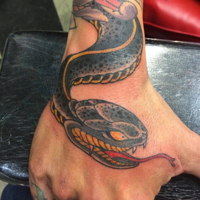Schlangen Tattoo mit Zunge 