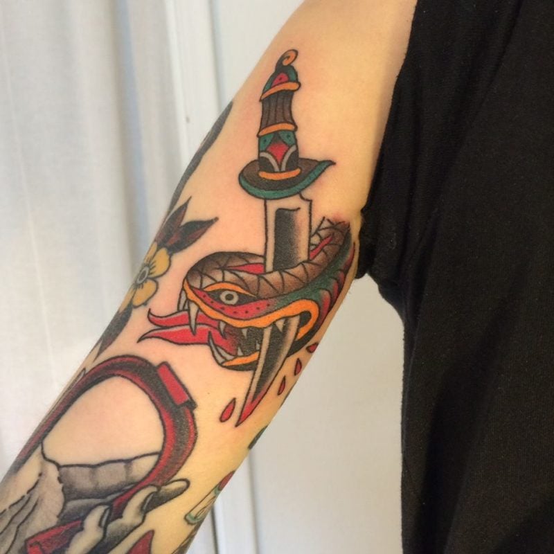Schlangen Tattoo mit Messer 