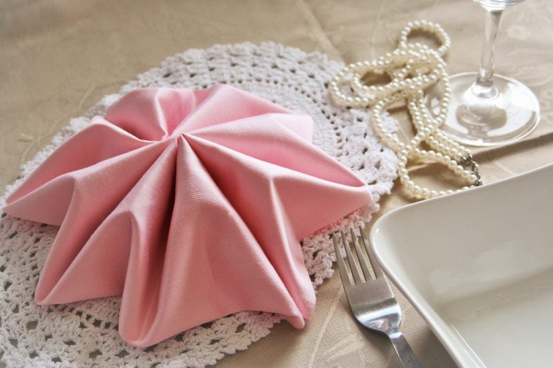 rosa servietten falten anleitung stern für ein dezentes ambiente auf dem tisch in kombination mit perlen 