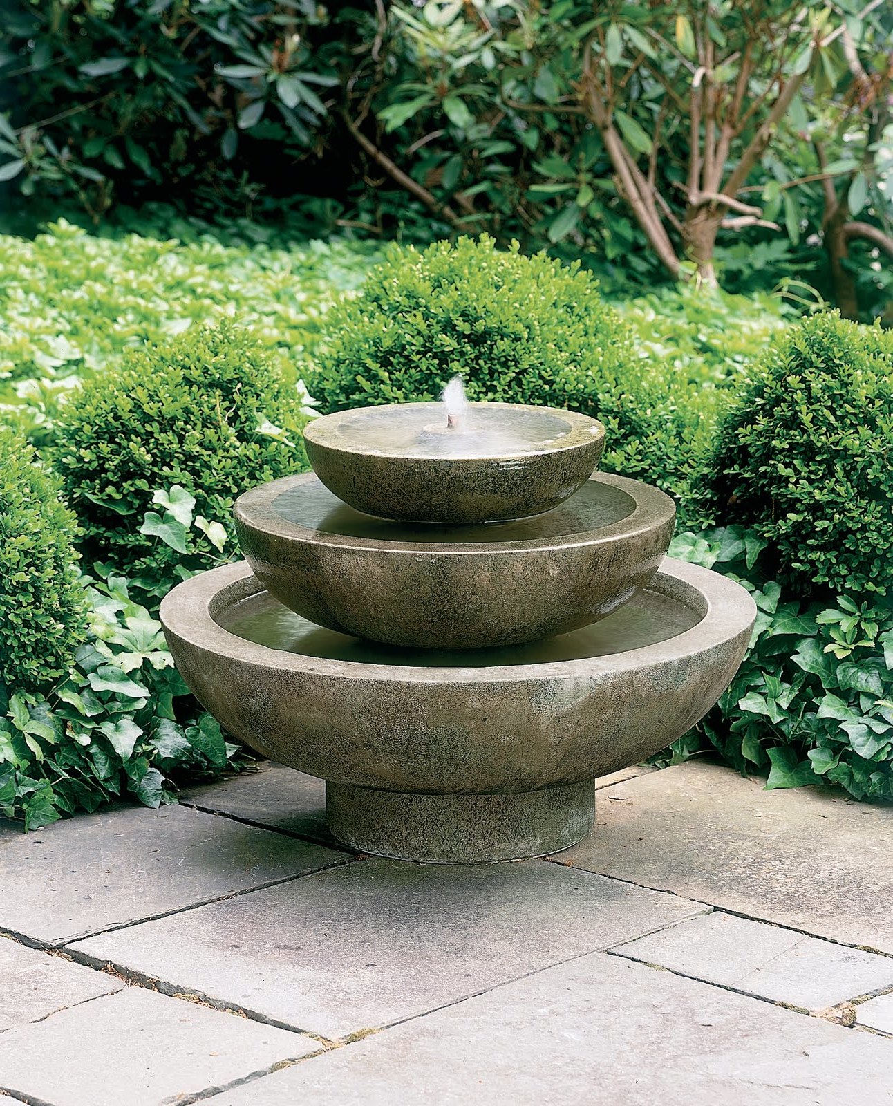 Stein Gartenbrunnen 17 Ideen für echten Gartenhingucker Deko