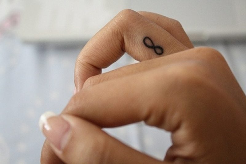 unendlich zeichen tattoo finger