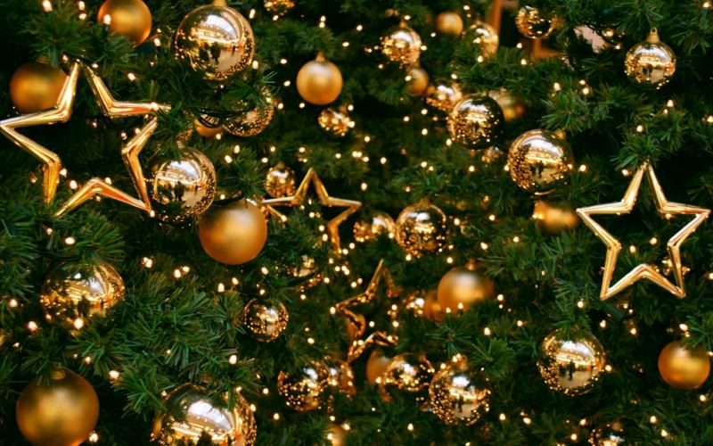 Weihnachtsbaum origineller goldener Schnmuck