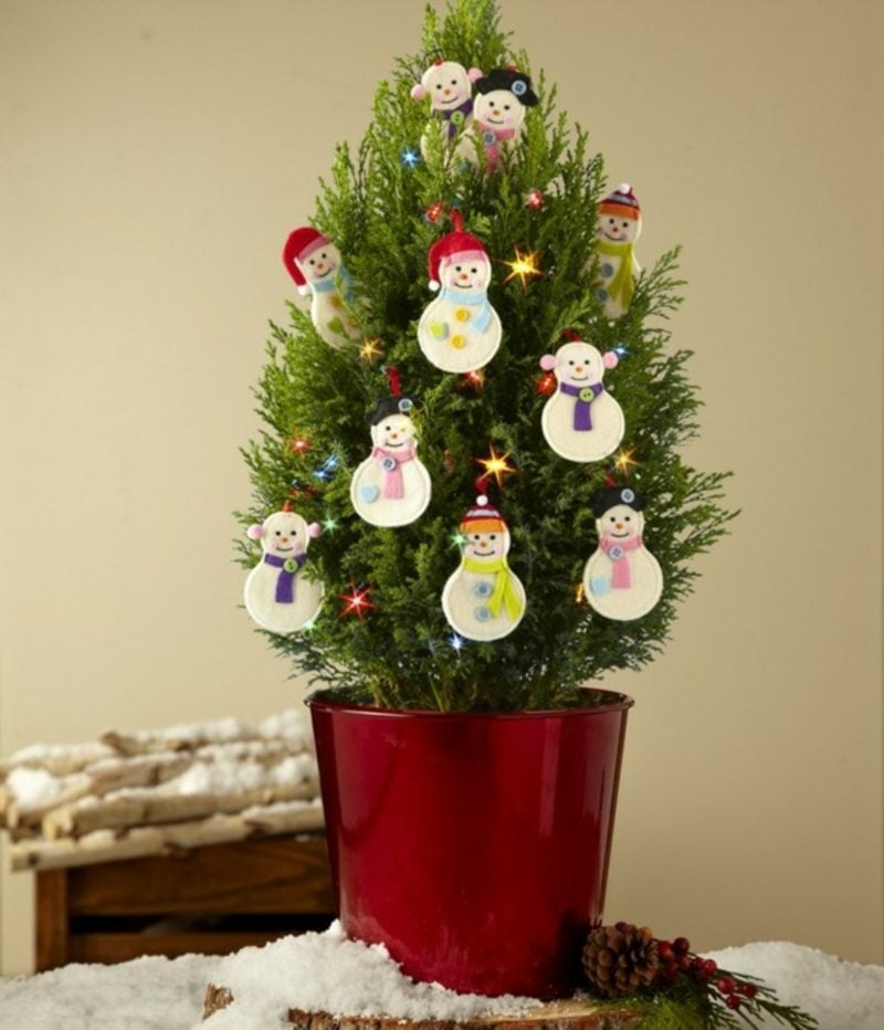 Weihnachtsbaum im Topf stilvoll geschmückt