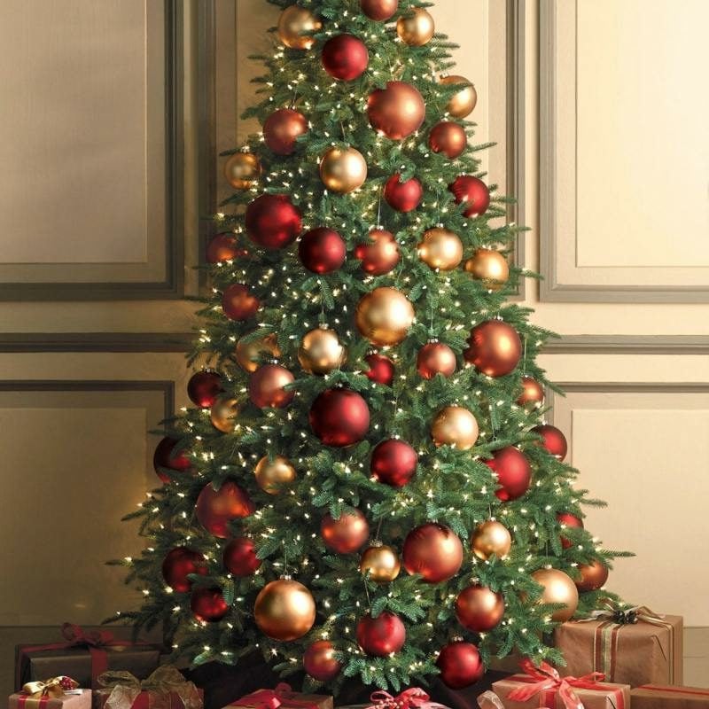 Weihnachtsbaum, dekoriert mit grossen Christbaumkugeln Rot und Gold