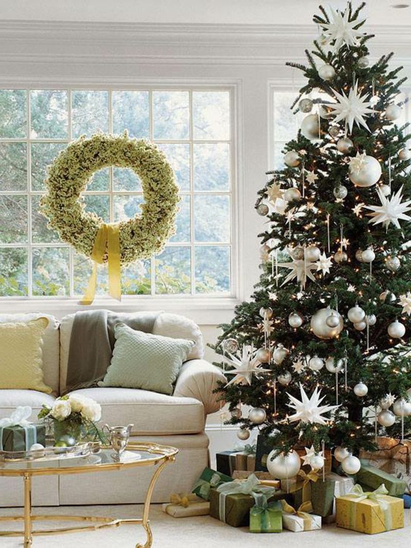 Weihnachtsbaum stilvoll dekoriert Schmuck Silber
