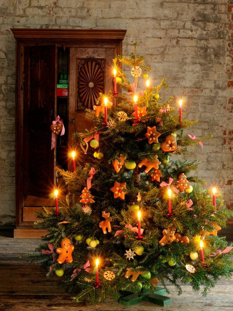 kleiner Weihnachtsbaum, dekoriert mit echten Kerzen