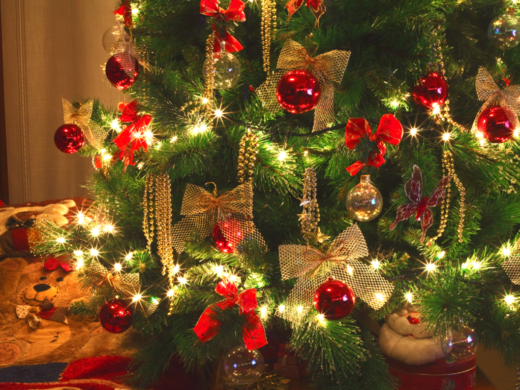 zauberhaft geschmückter Weihnachtsbaum Rot und Gold
