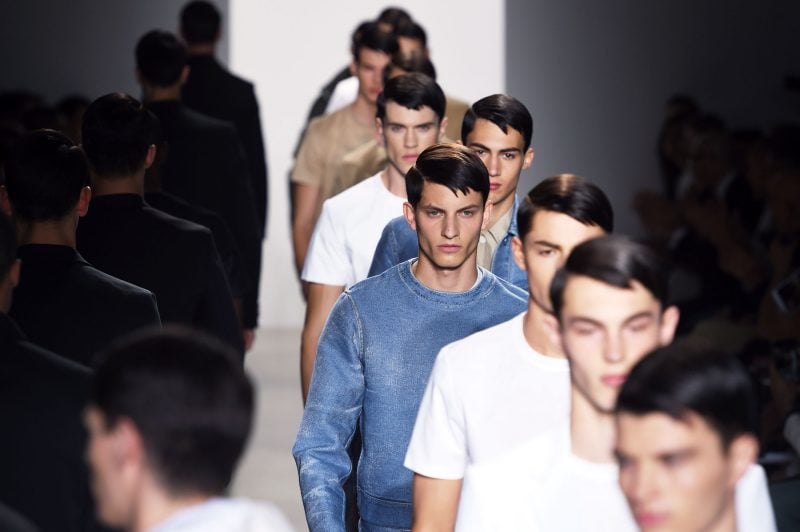 Männerfrisur 2015 die auf Fashion Week angezeigt wird, bleibt lange ein Trend