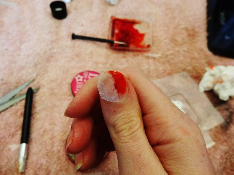 Rot Nageldesign für Halloween kaputte blutige Nägel 