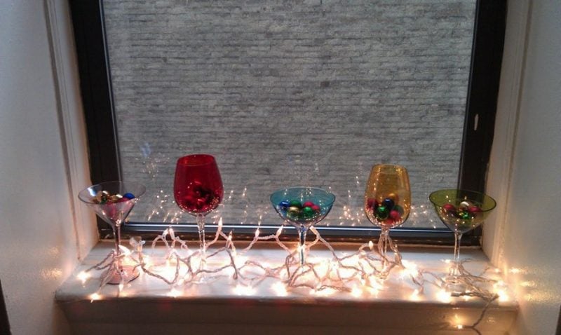 Weihnachtsdekoration Fensterbank bunte Gläser, Christbaumkugeln, Lichterkette