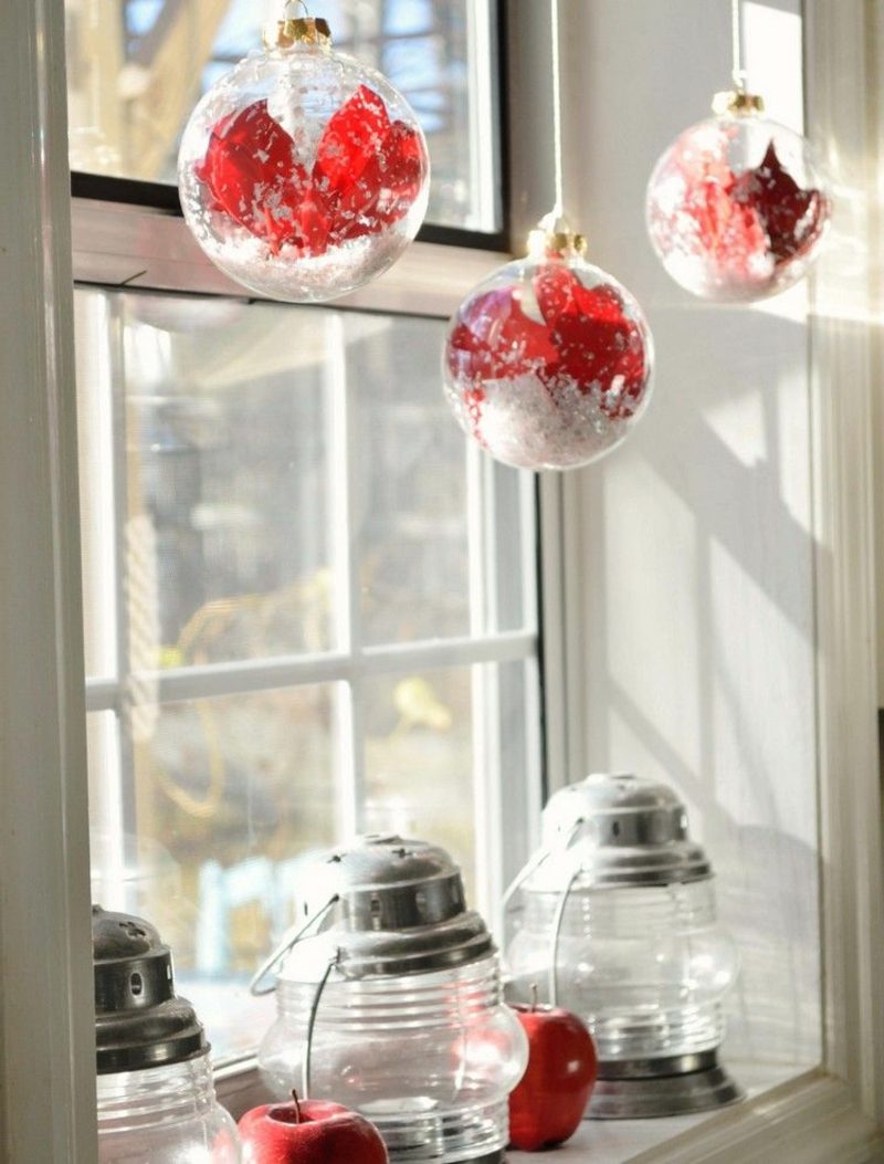 Fensterbilder zu Weihnachten rote Christbaumkugeln und Kerzenlaternen