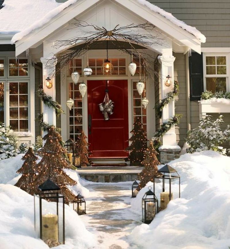die Haustür zu Weihnachten dekorieren