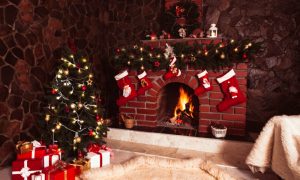 weihnachtsdeko ideen kaminsims-girlande aus nikolausstiefeln