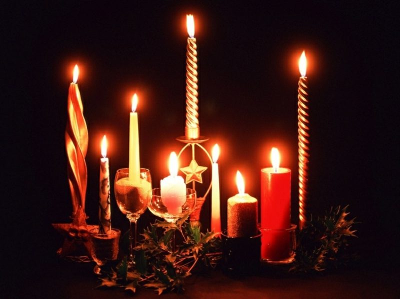 Weihnachtsdeko feierlich brennende Kerzen