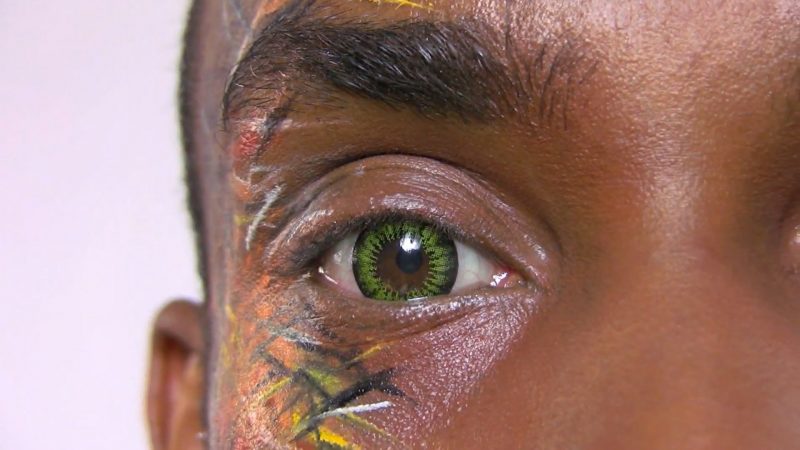 Farbige Kontaktlinsen werden auch von Männern verwendet