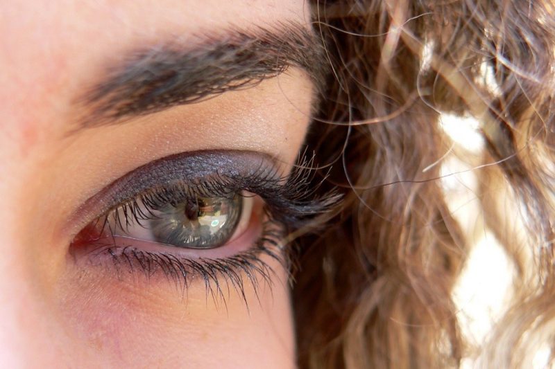Farbige Kontaktlinsen lassen die Augen strahlen 