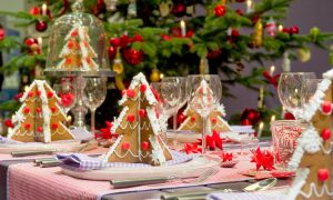Tisch weihnachtlich dekorieren