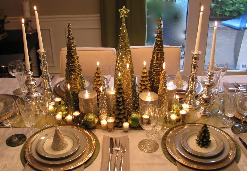 Tisch weihnachtlich dekorieren in Gold