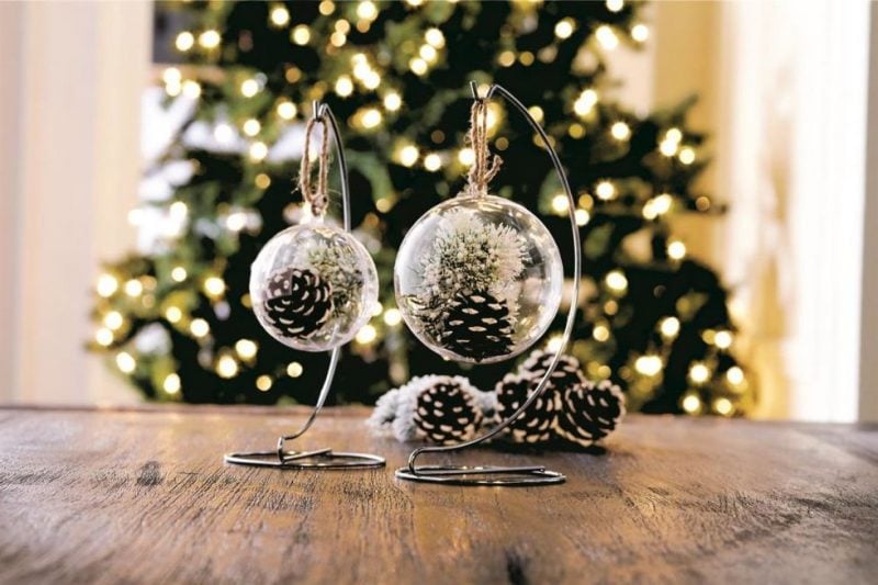 Stühle weihnachtlich dekorieren mit Tannenzapfen