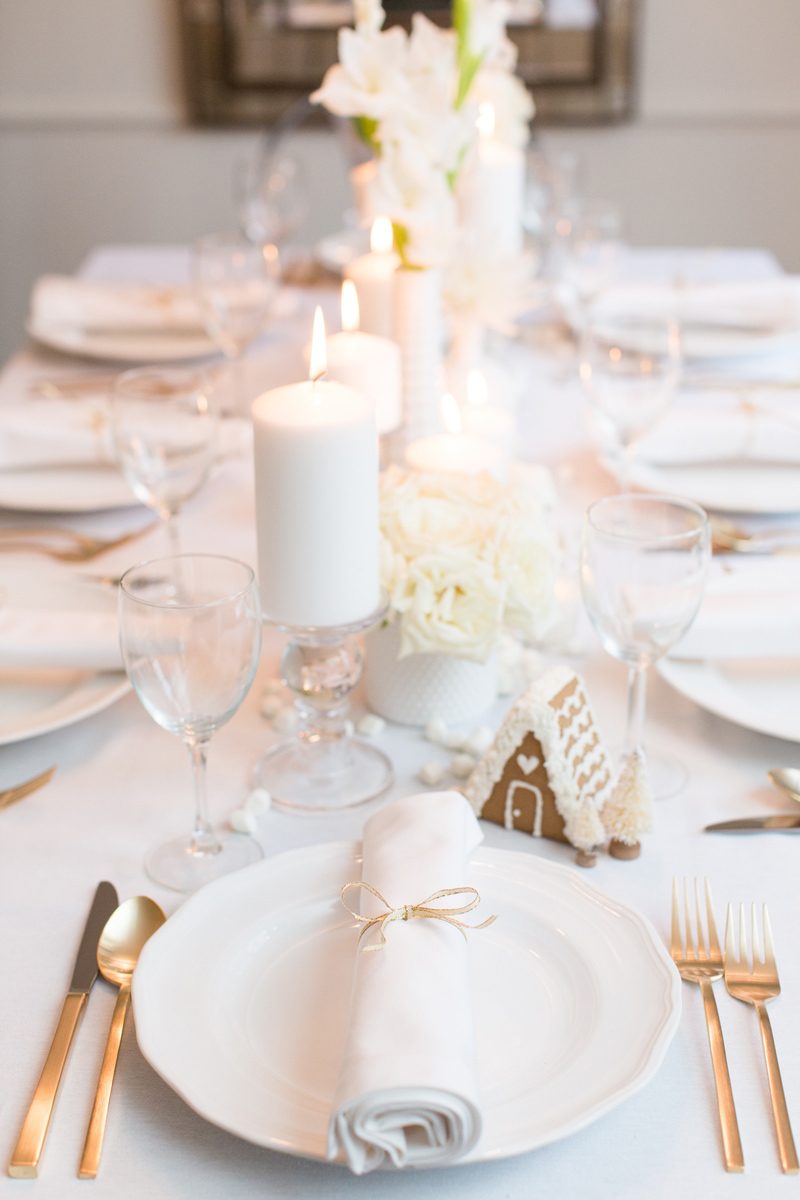 Tisch weihnachtlich dekorieren in Weiß 