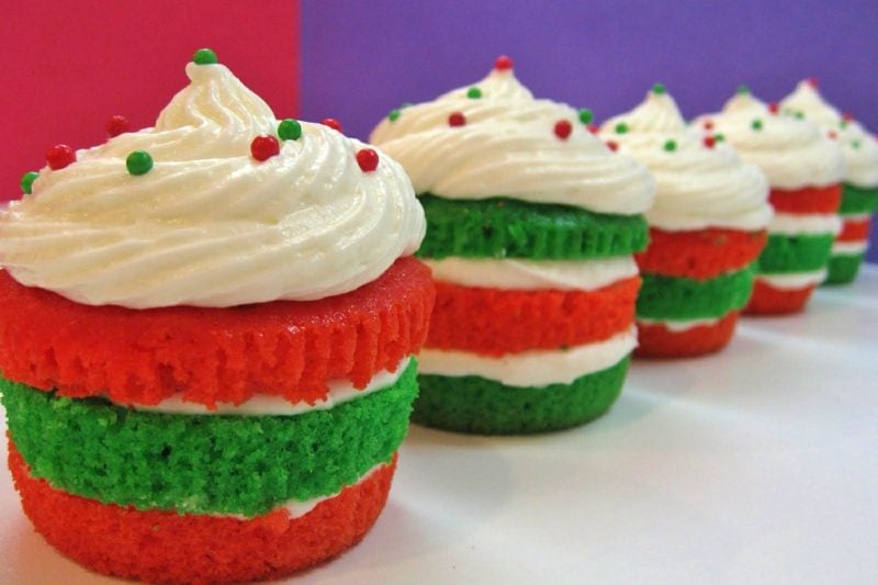 weihnachts layered christmas cupcakes with marshmallow buttercream cupcakes