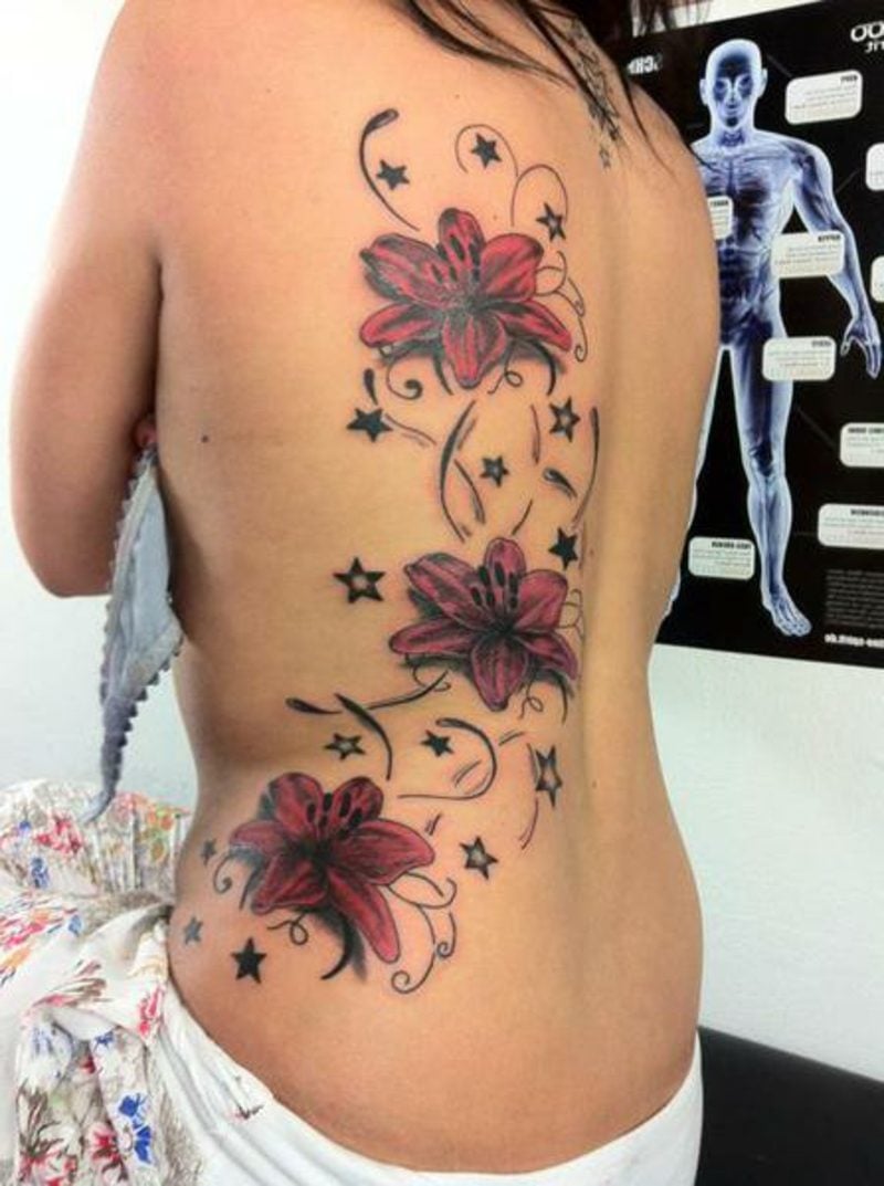 originelles Blumenranken Tattoo am Rücken