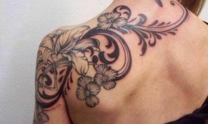 interessantes Blumenranken Tattoo Rücken Schulter Arm